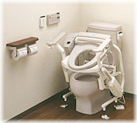 1Fトイレは、EWCS120K 斜め昇降タイプ